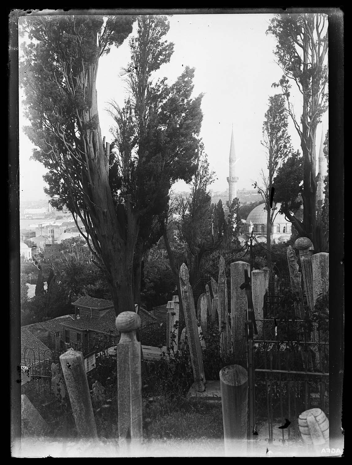 Vue du cimetière, avec une coupole de mosquée au second plan